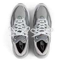 Men's New Balance Footwear in Black/ White. Sku: M990GL6-6E
