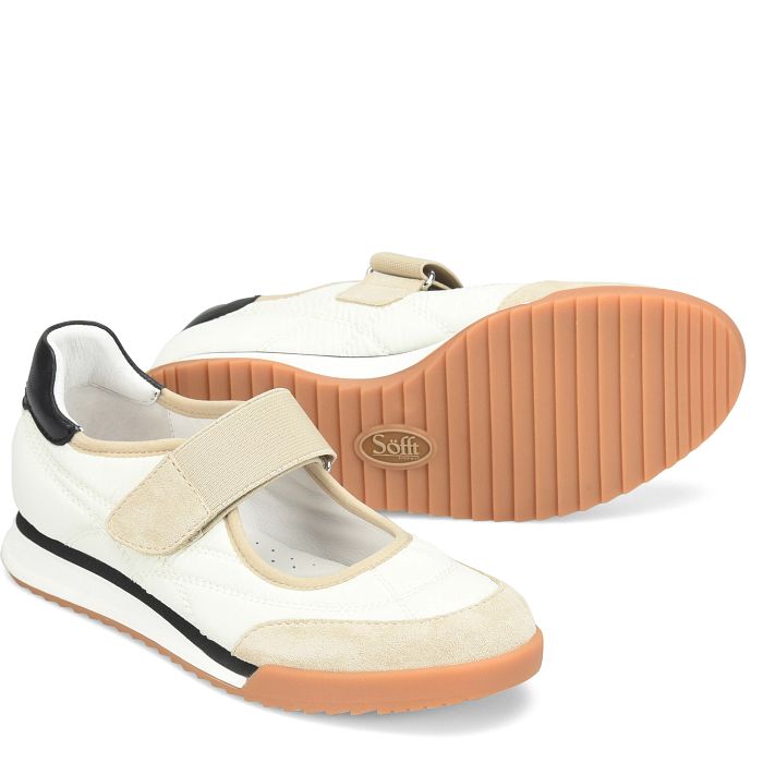 A pair of women&