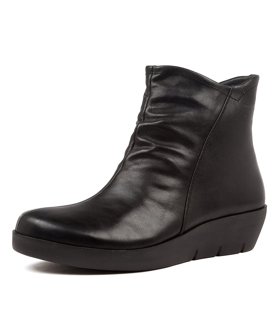 Quarter turned view Women's Ziera Footwear style name Benny in Black Leather. Sku: ZR10238BLALE