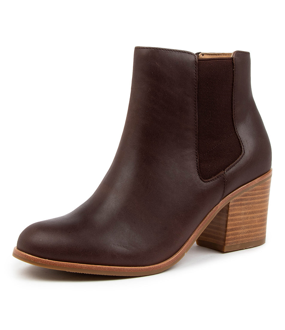 Quarter turned view Women's Ziera Footwear style name Luck in Choc Leather. Sku: ZR10253E91LE